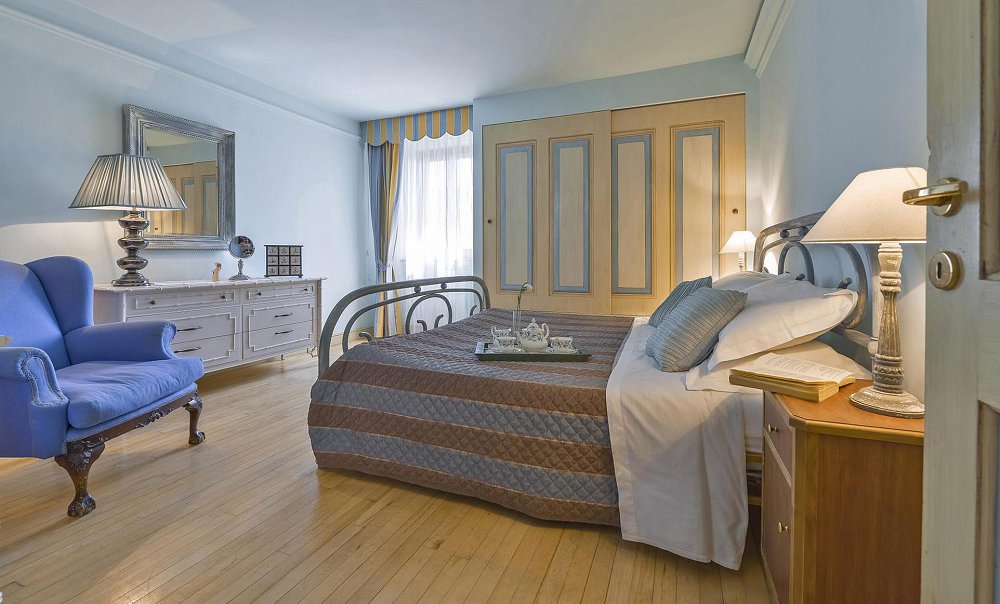 villa bedroom
